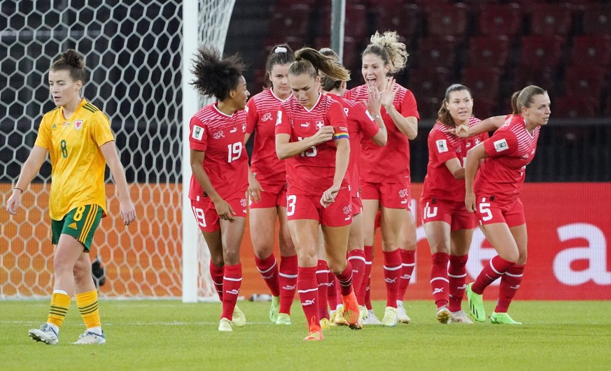 Foto Manuel Geisser 11.10.2022 Fussball Frauen Nationalmannschaft Saison 2022/2023 Schweiz - Wales. Playoff. Bild : Torjubel fuer die Schweizerinnen *** Photo Manuel Geisser 11 10 2022 football women  ...