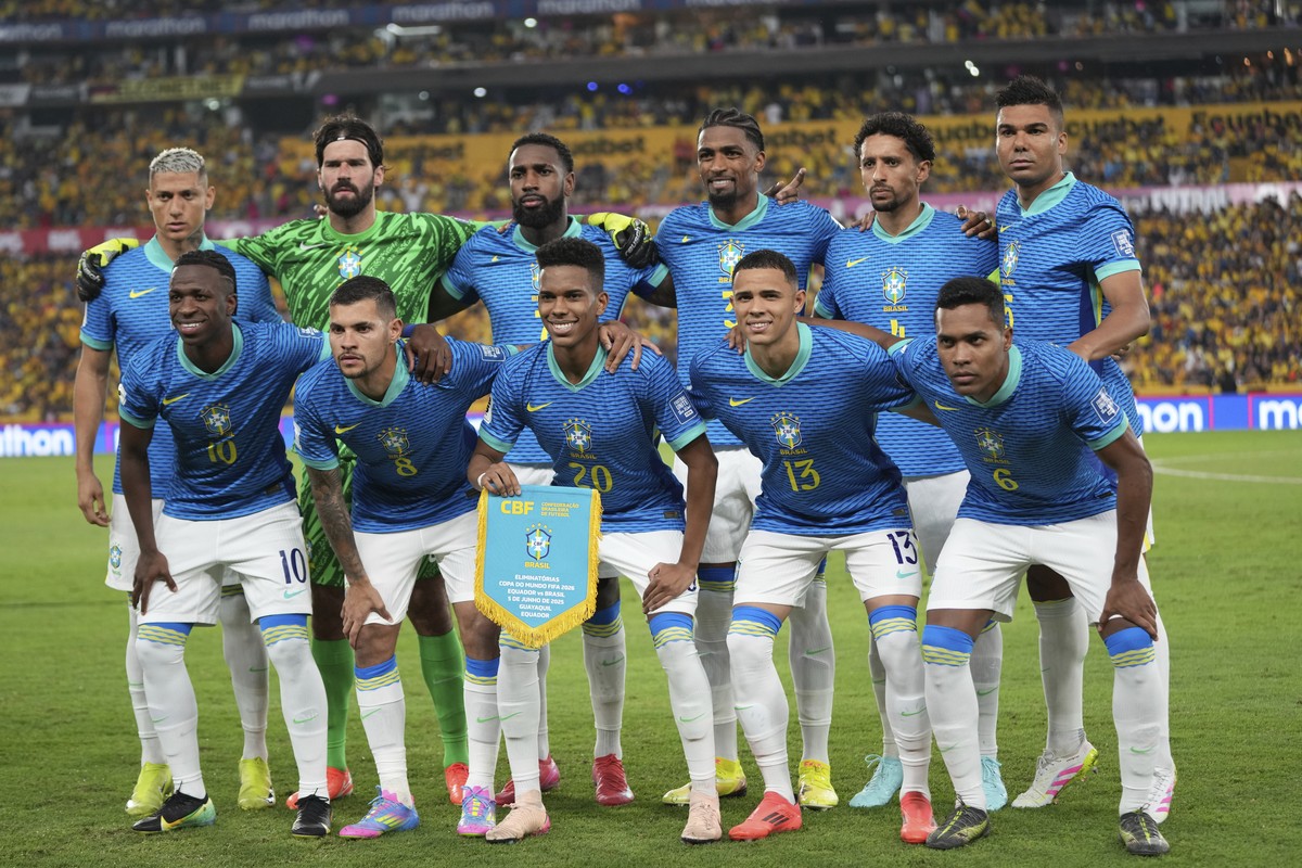 Players of Brazil line up for a team photo before a World Cup 2026 qualifying soccer match against Ecuador at Banco Pichincha stadium in Guayaquil, Ecuador, Thursday, June 5, 2025. (AP Photo/Dolores O ...