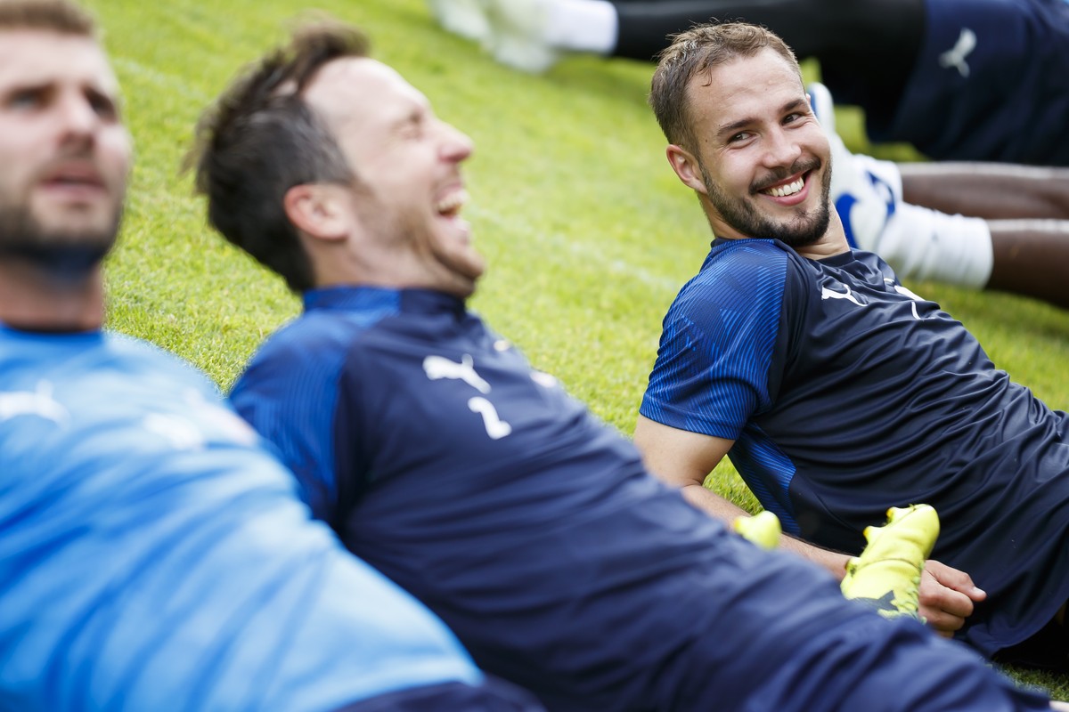 Le defenseur genevois Steve Rouiller (droite) est photographie lors du premeier entrainement de l'equipe de football Servette FC avant d'entamer la nouvelle saison en Super League, ce mardi  ...