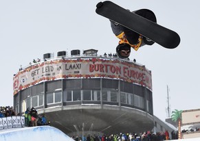 Iouri Podladtchikov springt in der Pipe von Laax auf Platz 1.