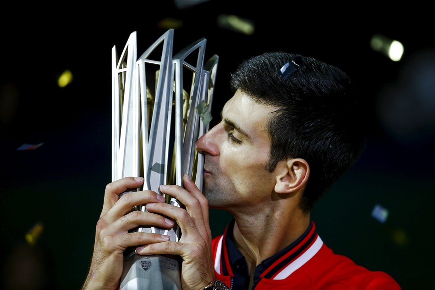 Djokovic küsst seinen neunten Pokal in diesem Jahr.
