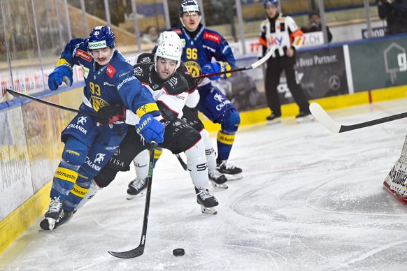 Yannick Frehner (HCD) gegen Sami Niku (LHC), v.l., im Eishockey Spiel der National League zwischen HC Davos, HCD und Lausanne HC, LHC, am Freitag, 09. Januar 2026, in der zondacrypto-Arena in Davos. ( ...
