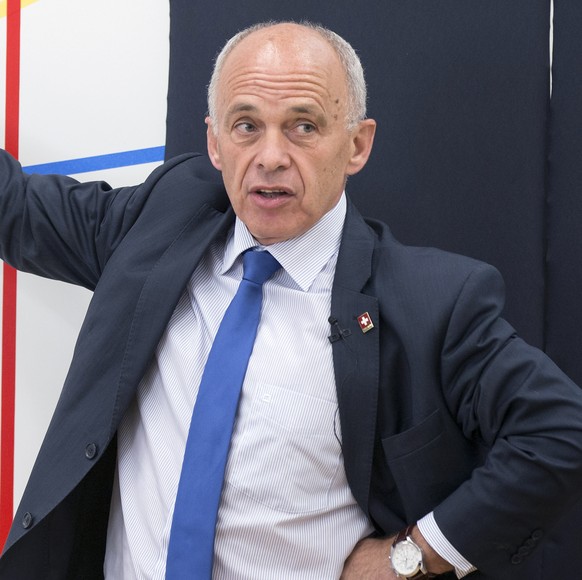 Ueli Maurer Bundesrat Ueli Maurer spricht bei einem Kasernengespraech ueber die Zukunft der Schweizer Armee, am Dienstag, 19. August 2014 in Bern. (KEYSTONE/Peter Klaunzer)