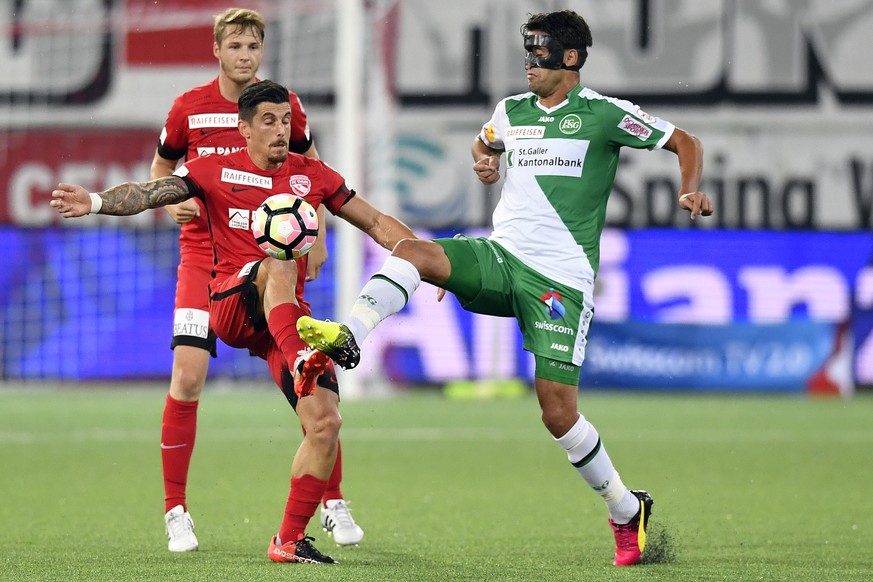 Der Thuner Dennis Hediger, links, im Duell mit St. Gallens Karim Haggui im Fussball Super League Spiel zwischen dem FC Thun und dem FC St. Gallen, am Dienstag, 20. September 2016, in der Stockhorn Are ...