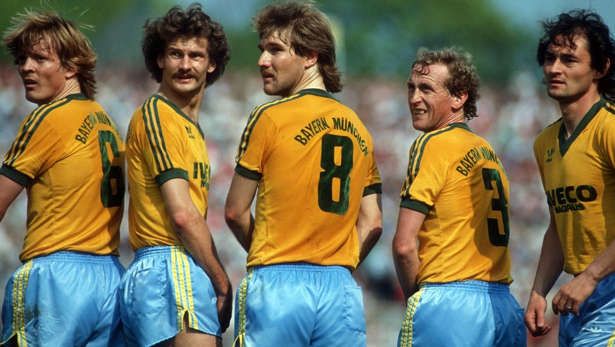 Freistoßmauer Bayern v.li.: Sören Lerby, Bertram Beierlorzer, Wolfgang Grobe, Bernd Dürnberger und Bernd Martin

Free kick wall Bavaria v left Soren Lerby Bertram Beierlorzer Wolfgang Grobe Bernd Dürn ...