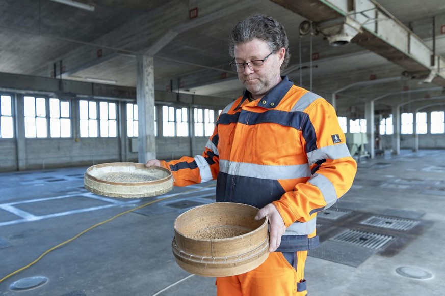 Silo-Meister Marco Sidler bei der Qualitaetskontrolle im Silo 2 der Firma Rhenus Logistics mit dem Pflichtlager fuer Getreide, in Basel, am 22. April 2020. (KEYSTONE/Georgios Kefalas)