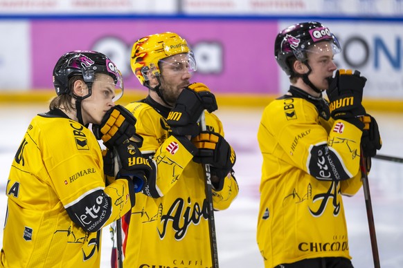 Die enttaeuschten Anttoni Honka (HCA), PostFinance Top Scorer Philip-Michael Devos (HCA) und Cedric Aeschbach (HCA), von links, nahc dem verlorenen ersten Spiel der League Qualification der Eishockey  ...