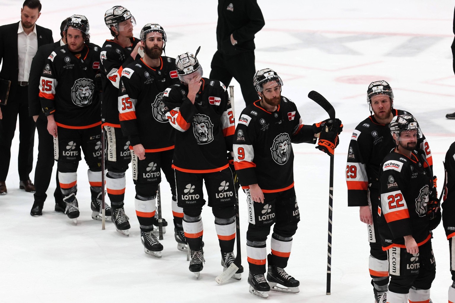 Gesenkte Köpfe, 2 Niederlage, Ausscheiden in den Play Offs, Enttäuschung, Emotion, Reece Scarlett Löwen Frankfurt, Nr. 24 wischt sich die Tränen aus den Augen, Eishockey - Löwen Frankfurt - Düsseldorf ...