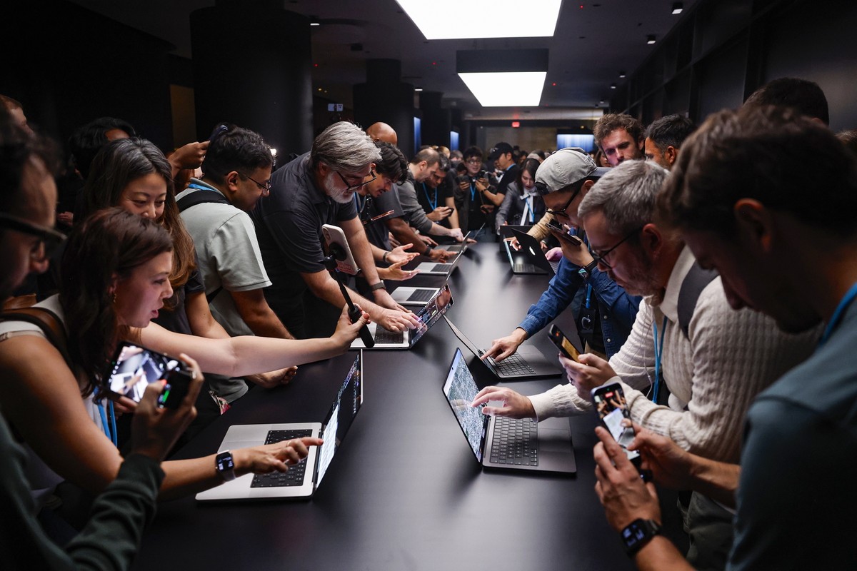 epa13337375 Social media influencers test the new MacBook Pro during its 'Pro and Tell' product launch experience in Los Angeles, California, USA, 28 October 2026. The event featured Apple&# ...