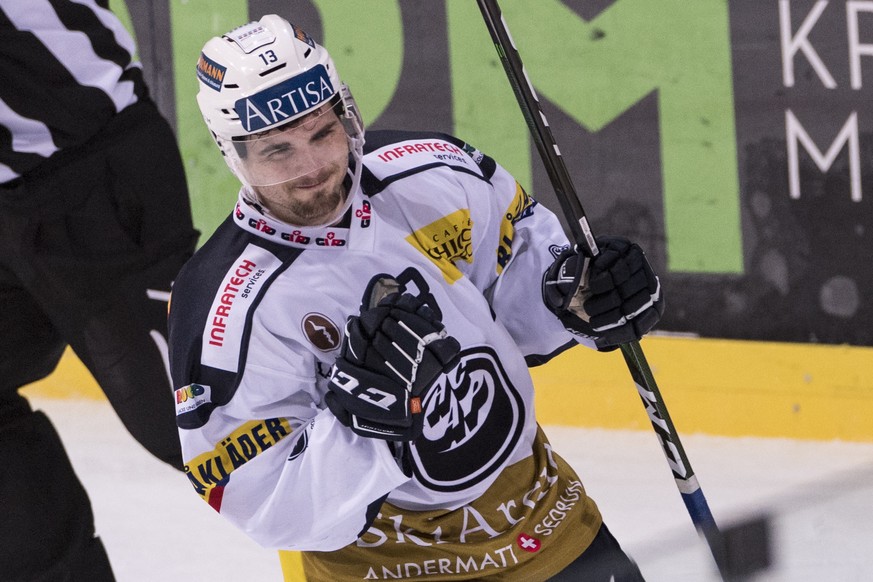 Ambris Marco Mueller freut sich nach seinem versenkten Penalty beim Eishockey Meisterschaftsspiel der National League zwischen dem SC Bern und den HC Ambri-Piotta, am Samstag, 21. Dezember 2019 in der ...