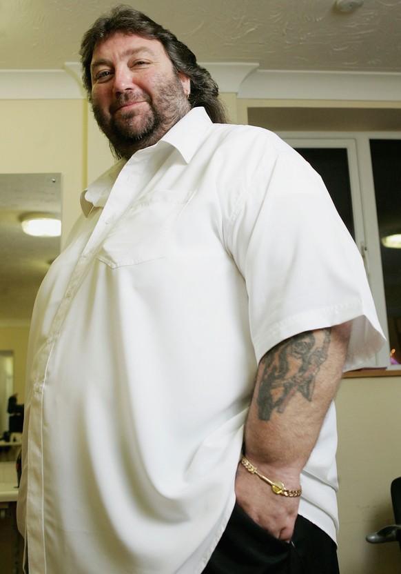 FRIMLEY GREEN, UNITED KINGDOM - JANUARY 7: Andy Fordham of England prepares for his game against Simon Whitlock of Australia during the BDO World Darts Championships on January 7, 2006 at the Lakeside ...