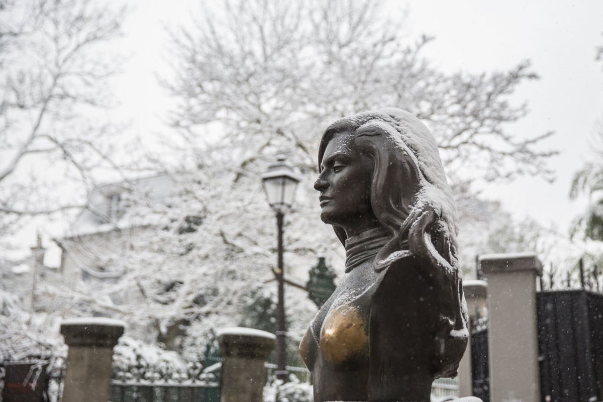 PARIS, FRANCE - FEBRUARY 06: The statue a french singer Dalida under snowfall on February 6, 2018 in Paris, France. Several french departments are affected by a snow episode for two days. (Photo by Ni ...