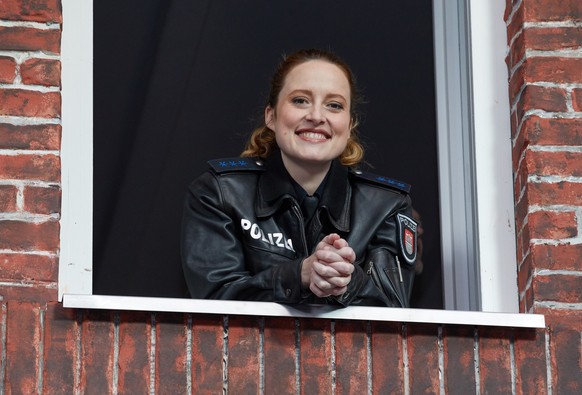 ARCHIV - 24.05.2019, Hamburg: Die Schauspielerin Wanda Perdelwitz steht in einem Fenster bei einem Fototermin in der neuen �Gro�stadtrevier�-Kulisse auf dem Gel�nde von Studio Hamburg. (zu dpa: �Schau ...
