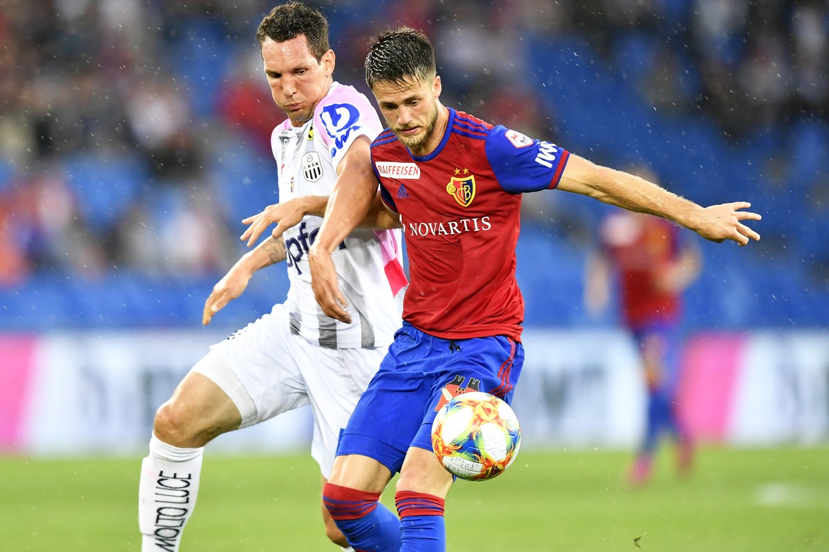 epa07761080 Basel's Ricky van Wolfswinkel (R) in action against LASK's Emanuel Pogatetz (L) during the UEFA Champions League third qualifying round, first leg soccer match between FC Basel a ...