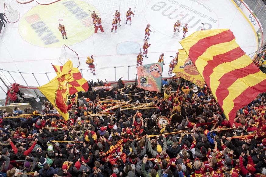 Tigers Spieler feiern den Sieg mit den Fans, nach dem Meisterschaftsspiel der National League, zwischen den SCL Tigers und dem EV Zug, am Freitag 4. Januar 2019 im Ilfisstadion in Langnau. (KEYSTONE/M ...