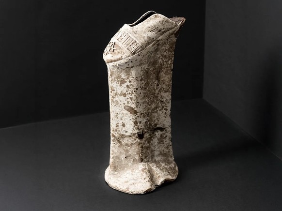 Chopinen aus Italien aus der Zeit zwischen 1590 und 1610 und um 1600. Letztere besteht aus einem 36,5 Zentimeter hohen, mit Leder überzogenen Holzrahmen.
https://samlingar.shm.se/object/74B81867-F6E9- ...
