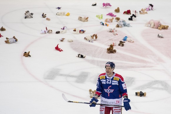Tommi Santala, von Kloten verlaesst das Eis beim Eishockeyspiel der Nationalleague A EHC Kloten gegen den SC Bern in der Swiss Arena, aufgenommen am Sonntag, 11. Dezember 2016 in Kloten. (KEYSTONE/Enn ...