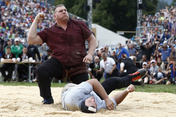 Christian Stucki jubelt nach seinem Sieg gegen Daniel Boesch im ersten Gang, beim Unspunnen-Schwinget 2017 am Sonntag, 27. August 2017 in Interlaken. (KEYSTONE/Peter Klaunzer)