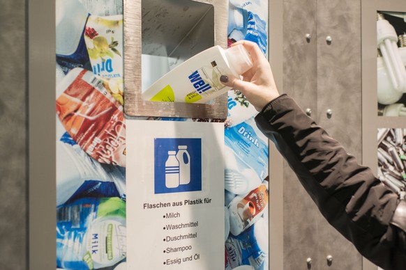 Recycling of a shampoo bottle at Coop Sihlcity in Zurich, pictured on January 29, 2015. (KEYSTONE/Christian Beutler)

Entsorgung einer Schampooflasche im Coop Sihlcity am 29. Januar 2015 in Zuerich. ( ...