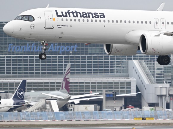 14.02.2024, Hessen, Frankfurt/Main: Ein Airbus A321 neo der Lufthansa landet am Frankfurter Flughafen. Der Flughafenbetreiber Fraport AG feiert in diesem Jahr sein 100-j