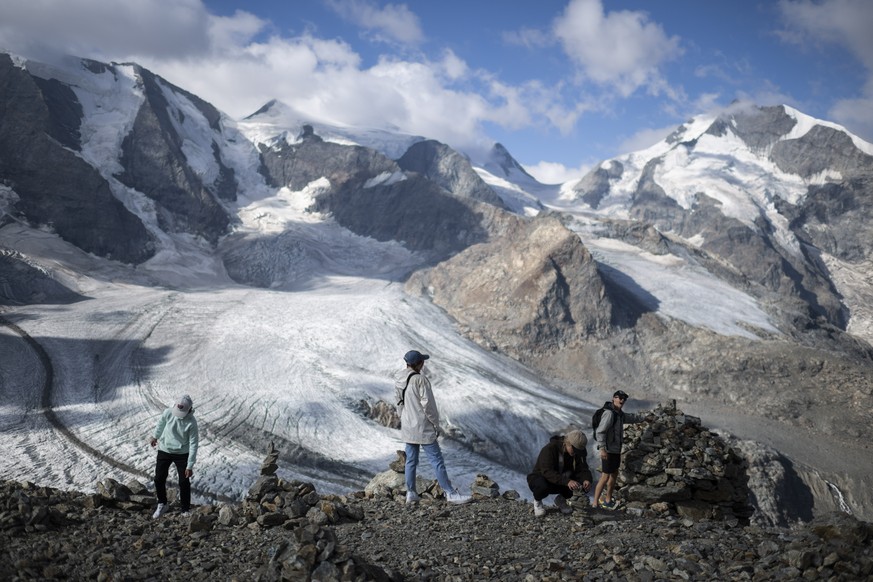 Amerikanische Touristen vor der Berninagruppe mit Pers- und Morteratschgletscher, aufgenommen am Mittwoch, 10. August 2022, auf der Diavolezza in Pontresina. Der Hitzesommer 2022 duerfte gemaess erste ...