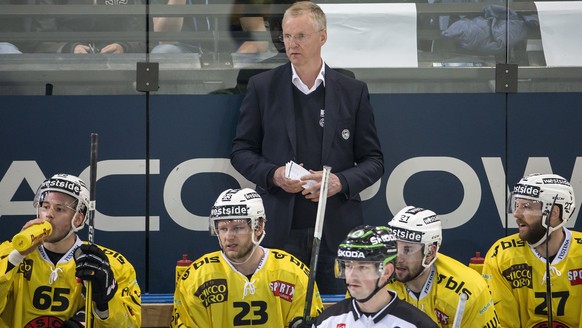 Berns Ramon Untersander, Berns Simon Bodenmann, SC Bern Cheftrainer Kari Jalonen, Berns Simon Moser und Berns Aaron Gagnon, von links, im zweiten Eishockey Playoff-Finalspiel der National League A zwi ...