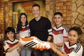 Özil unterstützt die Jugend in Brasilien.