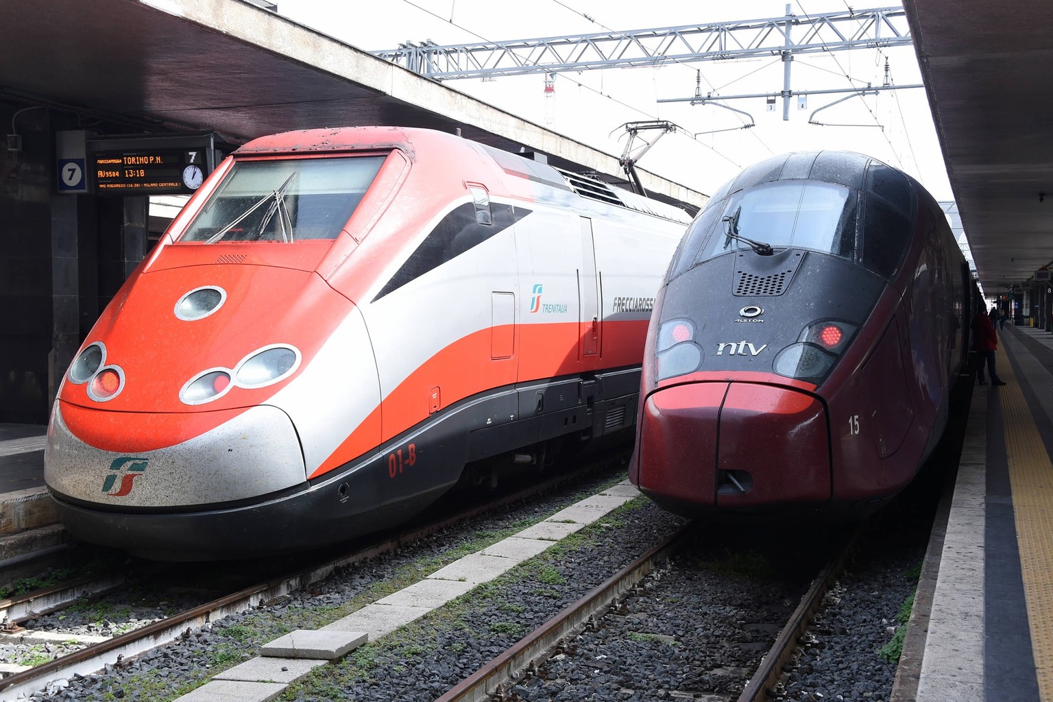 Frecciarossa train and Italo train at Termini railway station. Rome Italy, March 22nd, 2023 Rome Italy - ZUMAm169 20230322_zac_m169_069 Copyright: xMassimoxInsabatox
