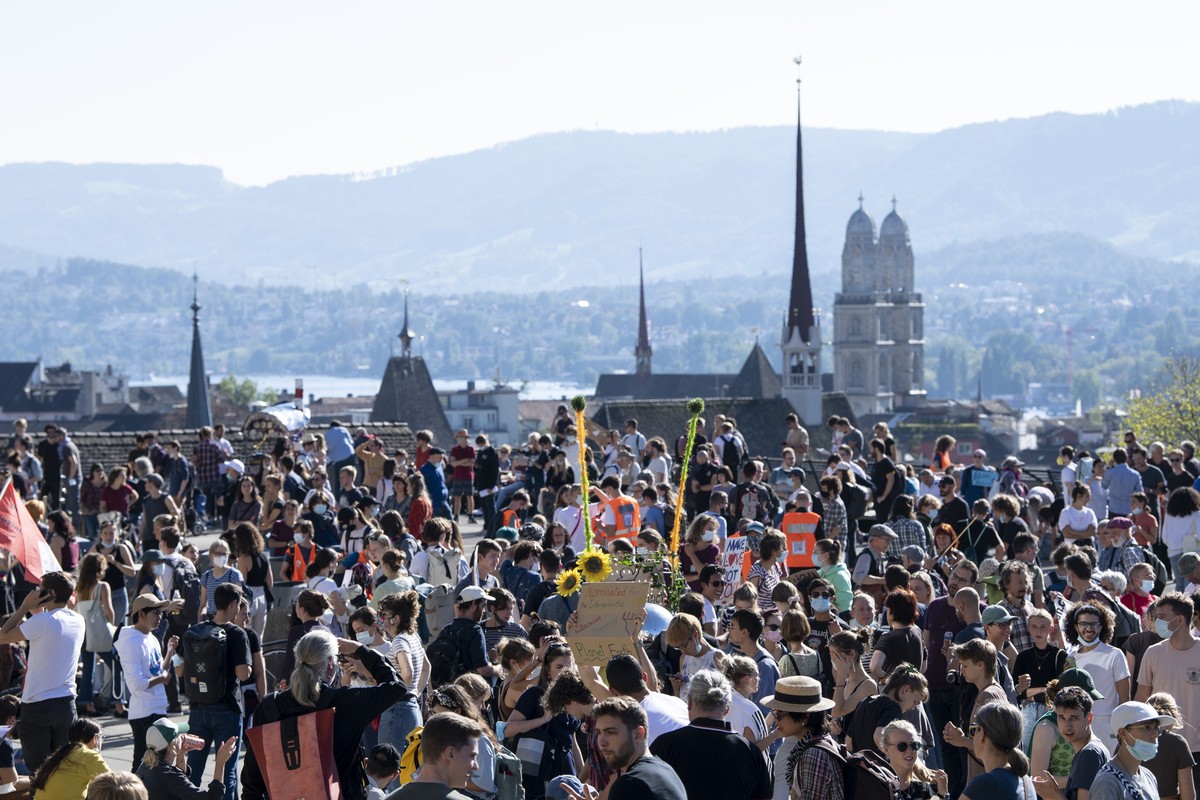 Menschen demonstrieren am Internationalen Streiktag fuer das Klima, aufgenommen am Freitag, 24. September 2021 in Zuerich. (KEYSTONE/Ennio Leanza).