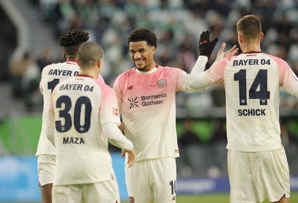 Foto : Torjubel bei den Spielern aus Leverkusen nach dem 0-2 Treffer durch Edmond TAPSOBA , rechts gratuliert Patrik Schick , mitte Malik Leon TILLMANN Fussball 1. Bundesliga, 11. Spieltag am Sa. 22.1 ...