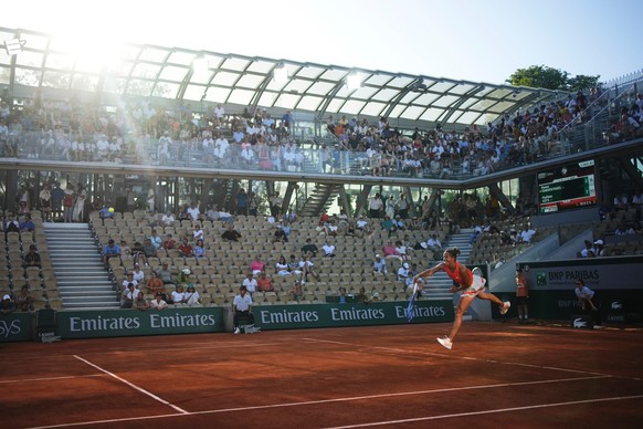 <p>Die Sonne scheint während des Aufschlags von Hanne Vandewinkel.</p>