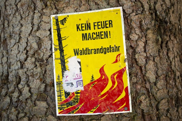 Ein Schild informiert Passanten ueber das Verbot, in Waeldern und deren Naehe Feuer zu machen, am Dienstag, 28. Juli 2026 nahe Blatten bei Naters (VS). Nachdem bereits mehrere Hitzewellen die Schweiz  ...