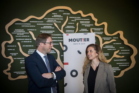 Patrick Tanner, gauche, responsable de l&#039;accueil de la ville de Moutier, pose avec Laeticia Waeber, droite, deleguee aux affaires exterieures et chargee de projet pour le &quot;Dossier Moutier&qu ...