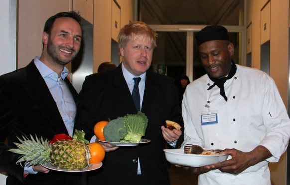 Reto Frei (links) 2011 in London mit dem damaligen Bürgermeister Boris Johnson, rechts der Küchenchef des Tibits London, Brian Mesmain. Das Tibits durfte im Mayor’s office an einem Medienanlass catern ...