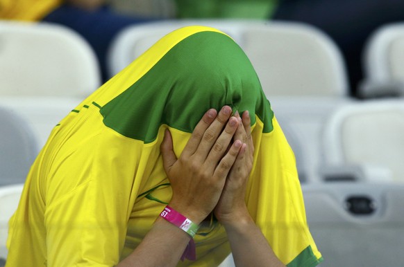 Ein brasilianischer Fan trauert nach dem Debakel gegen Deutschland.