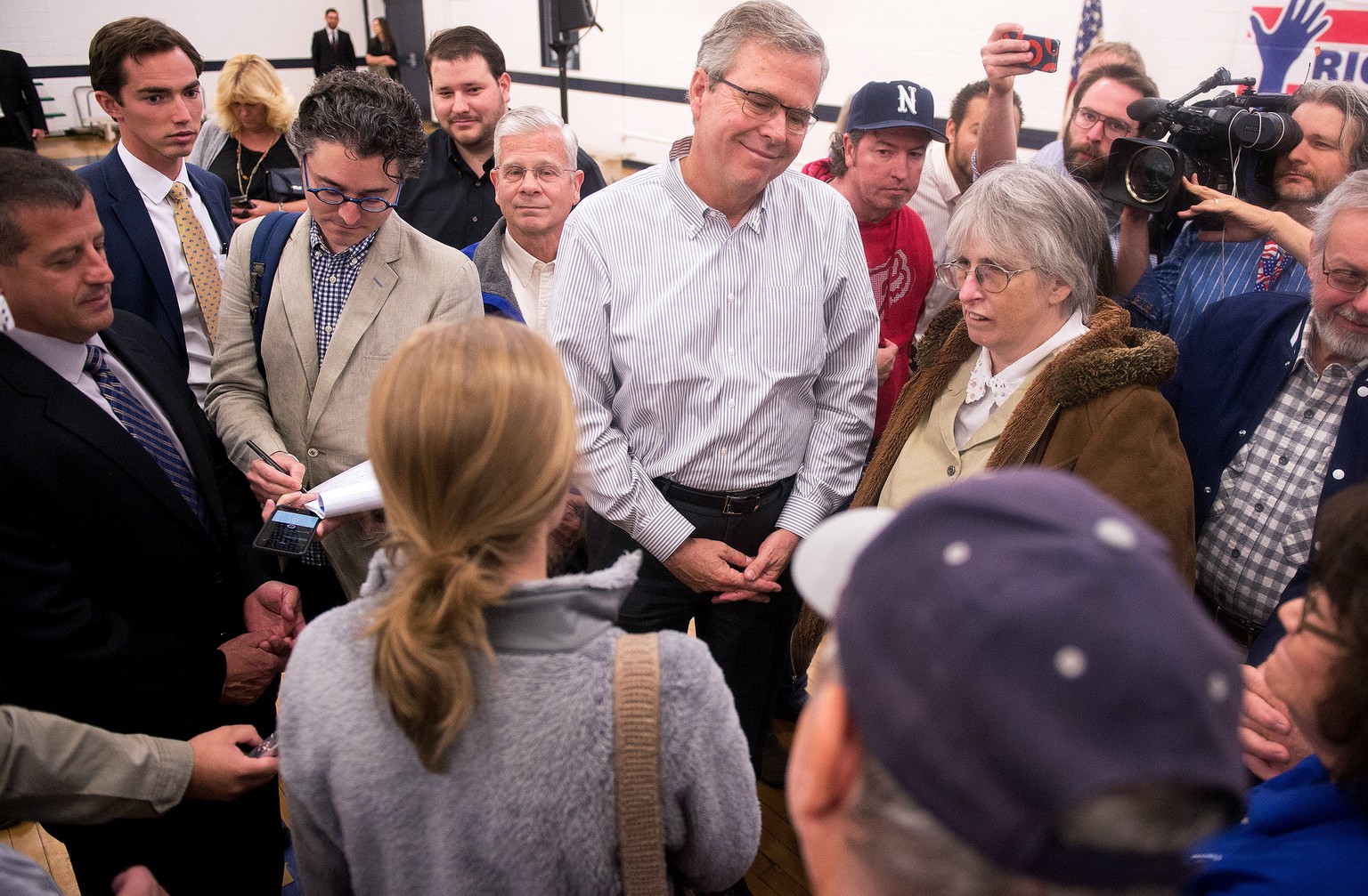 Ivy Ziedrich (Mitte, graue Jacke) und Jeb Bush an einem Townhall-Meeting in Reno, Nevada (13.05.2015).