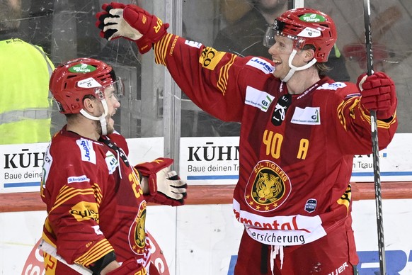 Tigers Aleski Saarela, links, und Tigers Flavio Schmutz, jubeln waehrend dem Qualifikations-Spiel der National League, zwischen den SCL Tigers und dem Lausanne HC, am Freitag 7. Oktober 2022, im Ilfis ...