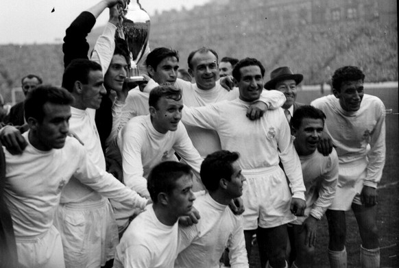 Die Spieler, Trainer und Betreuer des spanischen Fussballklubs Real Madrid mit ihren Stars Alfredo di Stefano (M, 5. v.r.) Francisco Gento (4.v.r) und dem vierfachen Torschuetzen Ferenc Puskas (2.v.r) ...