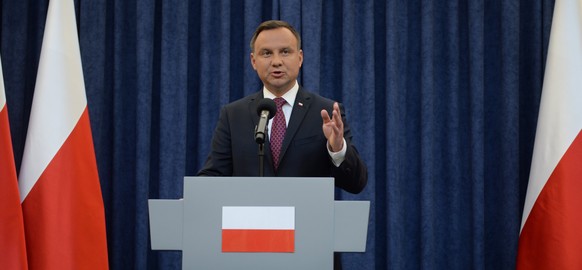 epa06094956 Polish President Andrzej Duda gives a speech on the bill on Poland&#039;s Supreme Court at the Presidential Palace in Warsaw, Poland, 18 July 2017. The Sejm started the first reading of th ...
