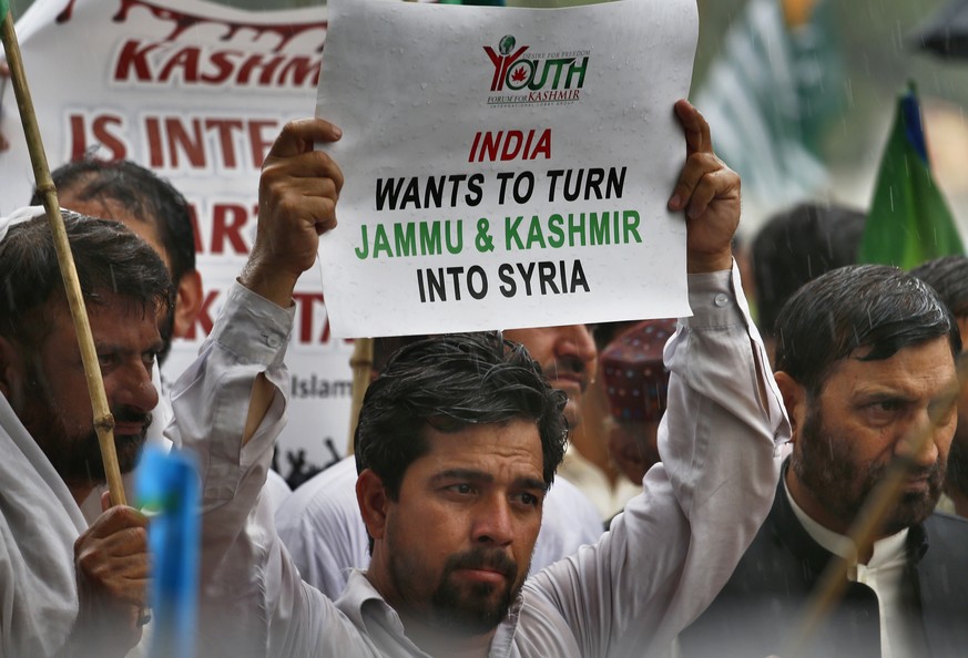 Ein Demonstrant in Islamabad warnt vor einem Krieg im Kaschmir.