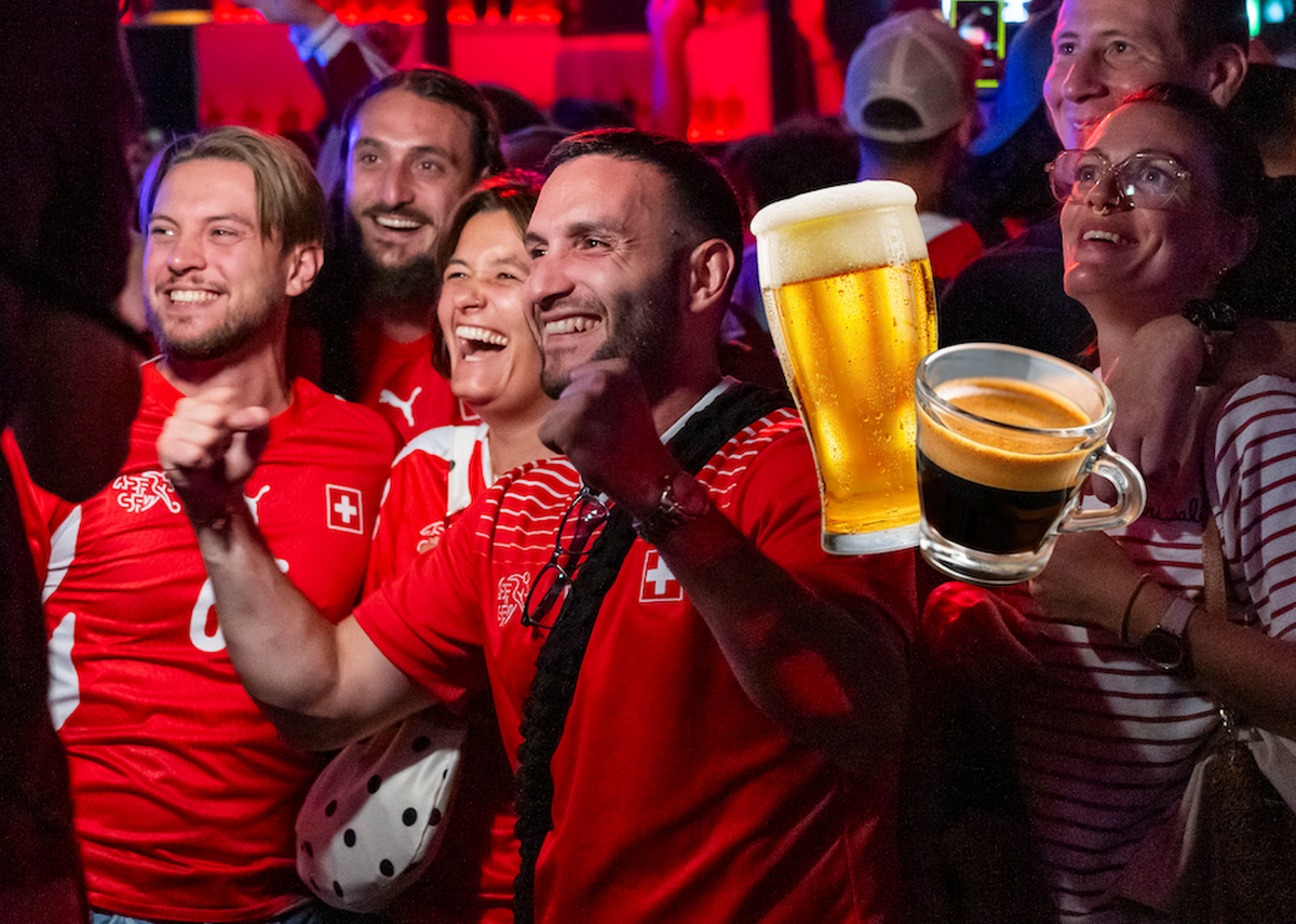 Boire de la bière ou du café durant le match, à 3h du matin? Ce n'est pas conseillé.