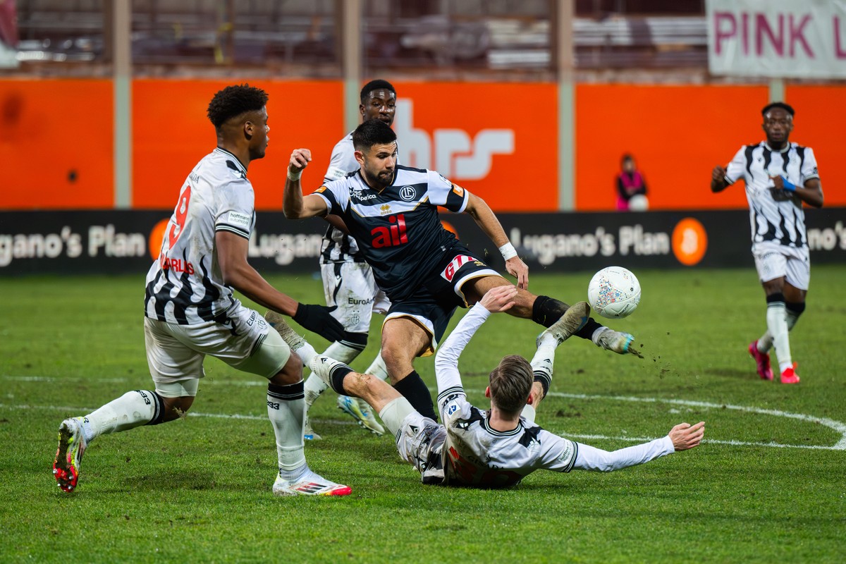 From left, Kevin Carlos (FCB), Antonios Papadopoulos (LUG) and Leo Leroy (FCB), during the Super League soccer match FC Lugano against FC Basel, at the Cornaredo Stadium in Lugano, Sunday, January 19, ...