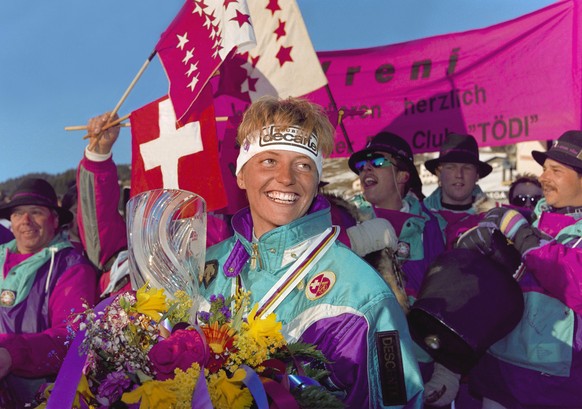 Chantal Bournissen und ihre Fans jubeln bei den Alpinen Skiweltmeisterschaften in Saalbach ueber ihren Sieg in der Kombination, aufgenommen am 25. Januar 1991. (KEYSTONE/Str)