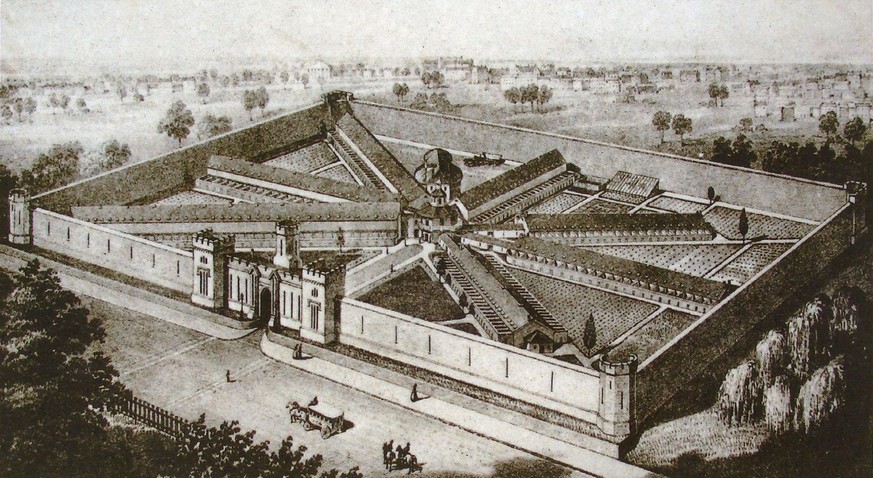 Das 1829 in Betrieb genommene Eastern State Penitentiary in Philadelphia (US-Staat Pennsylvania) war eine der ersten Gefängnisbauten, deren Trakte strahlenförmig um einen Zentralbau angeordnet waren. 