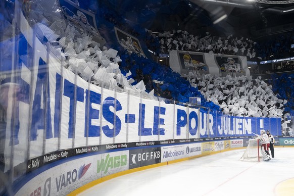 Ein gigantisches Tifo zu Ehren von Julien Sprunger (HCFG), fotografiert kurz vor dem funften Playoff-Viertelfinalspiel der National League zwischen dem HC Fribourg Gotteron und SC Rapperswil-Jona Lake ...