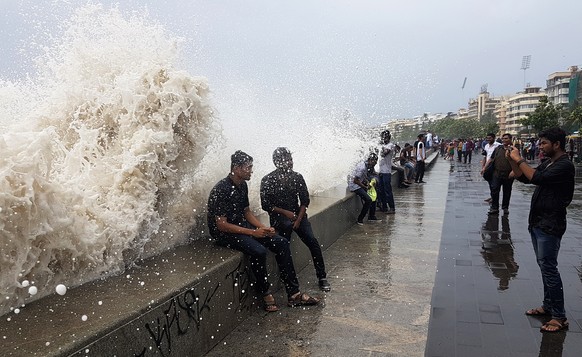 Bewohner von Mumbai erfreuen sich am berühmten Marine Drive an der Wucht des Meeres: Ich habe hingegen durchaus Berührungsängste&nbsp;mit der schmutzigen Brühe.