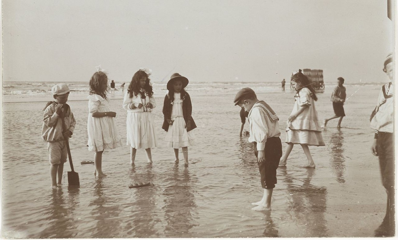 1898: Kinder spielen am Strand von Zandvoort, Niederlande.