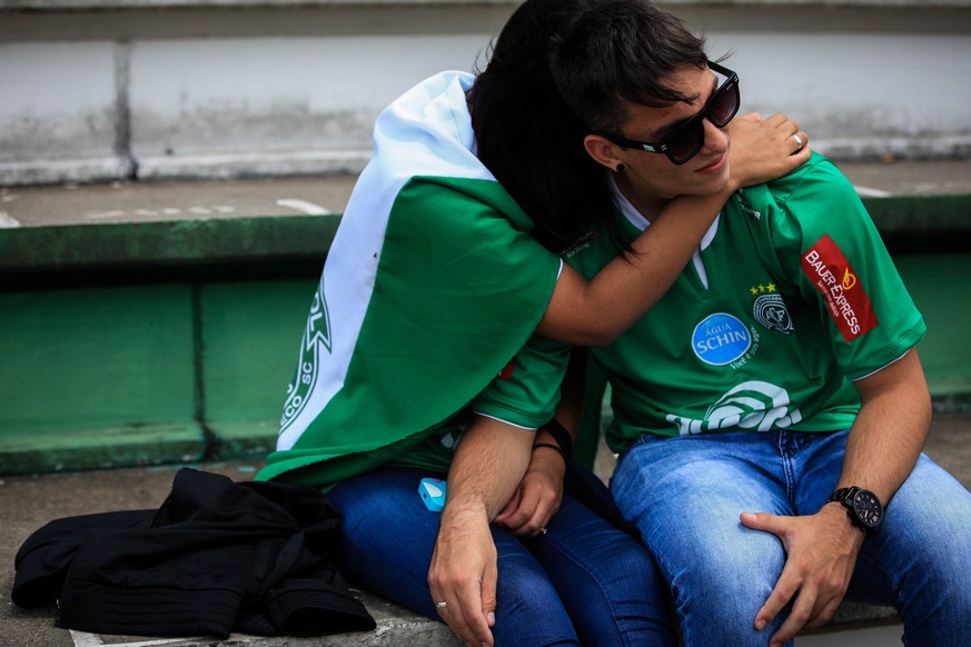 epa05652354 Supporters of the Brazilian soccer team Chapecoense gather at the Arena Conda Arena in Chapeco, Brazil, 29 November 2016, to perform a vigil in honor of the victims of the plane crash in L ...