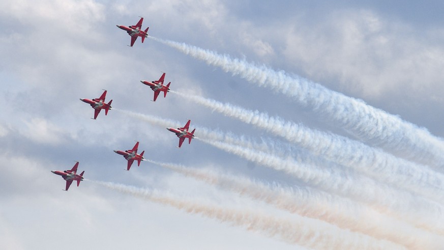 epa10824013 Swiss Air Force aerobatic team Patrouille Suisse on Northrop F-5E Tiger II fighters perform during the Air Show Radom 2023 International Air Show at the airport in Radom, Poland, 27 August ...