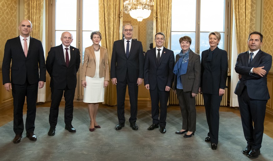 Die neugewaehlten Bundesraetinnen Karin Keller-Sutter, 2. von rechts, und Viola Amherd, 3. von rechts, posieren mit dem Gesamtbundesrat, von links, Bundespraesident Alain Berset, Ueli Maurer, Simonett ...